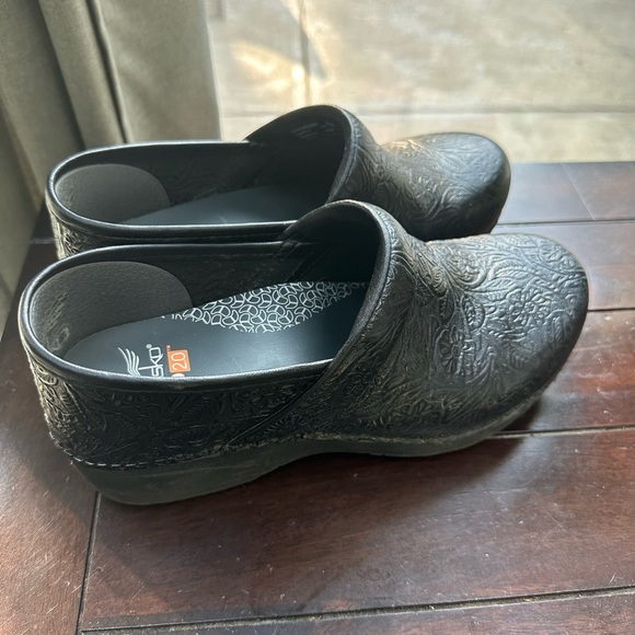 Dansko XP 2.0 Black Floral Tooled size EU 39 (US 8.5-9) - Picture 1 of 4